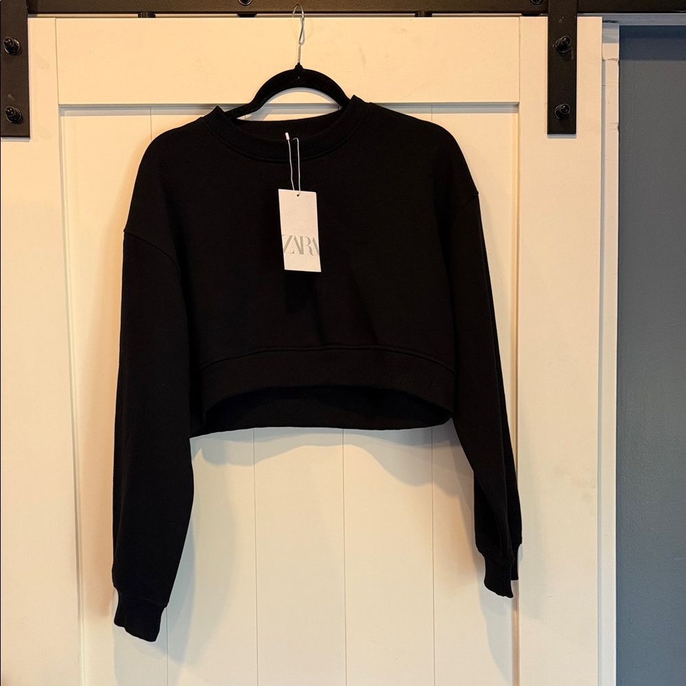 Zara Classic Black Cropped Sweatshirt